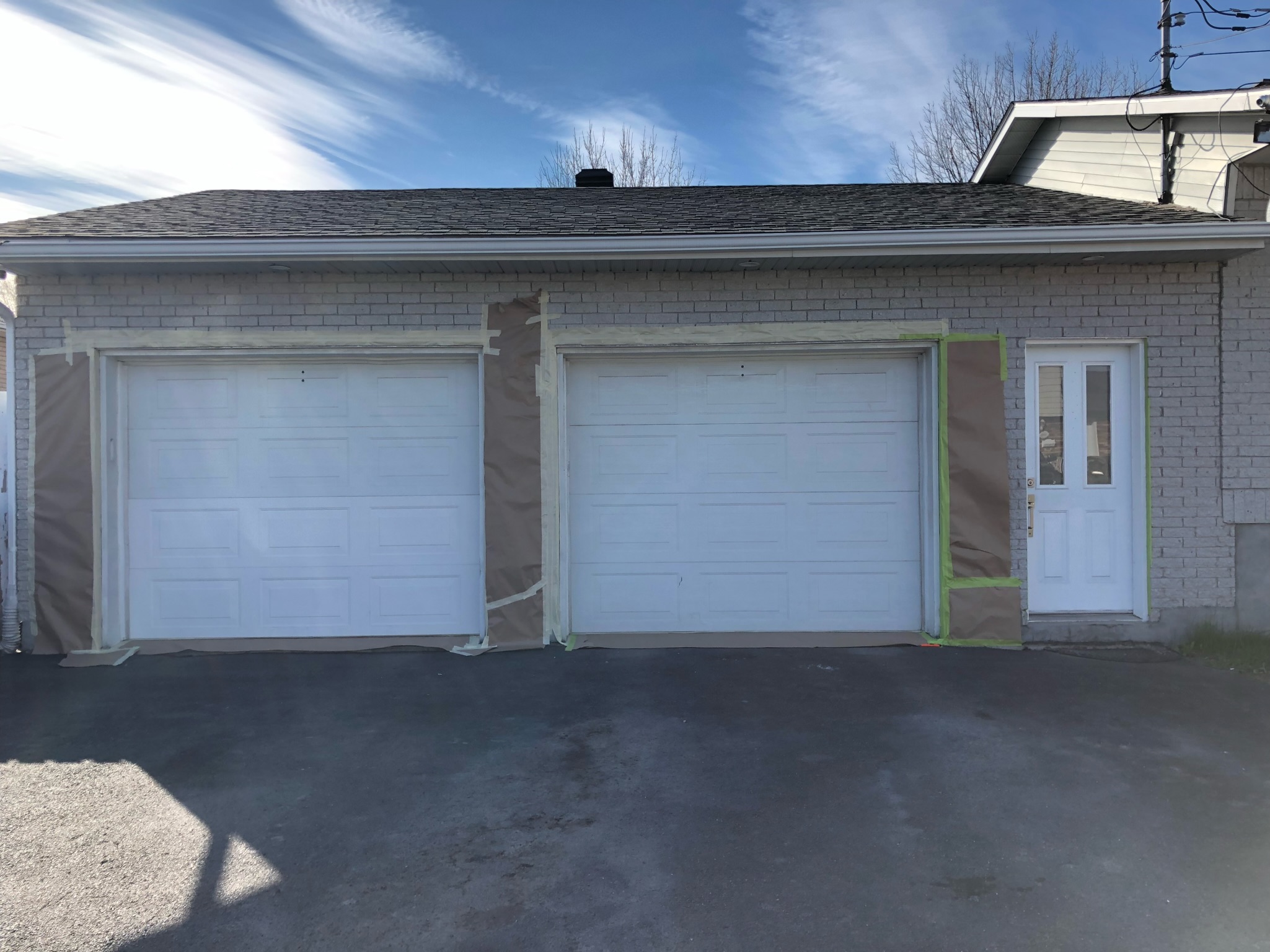 Avant — portes de garage blanches