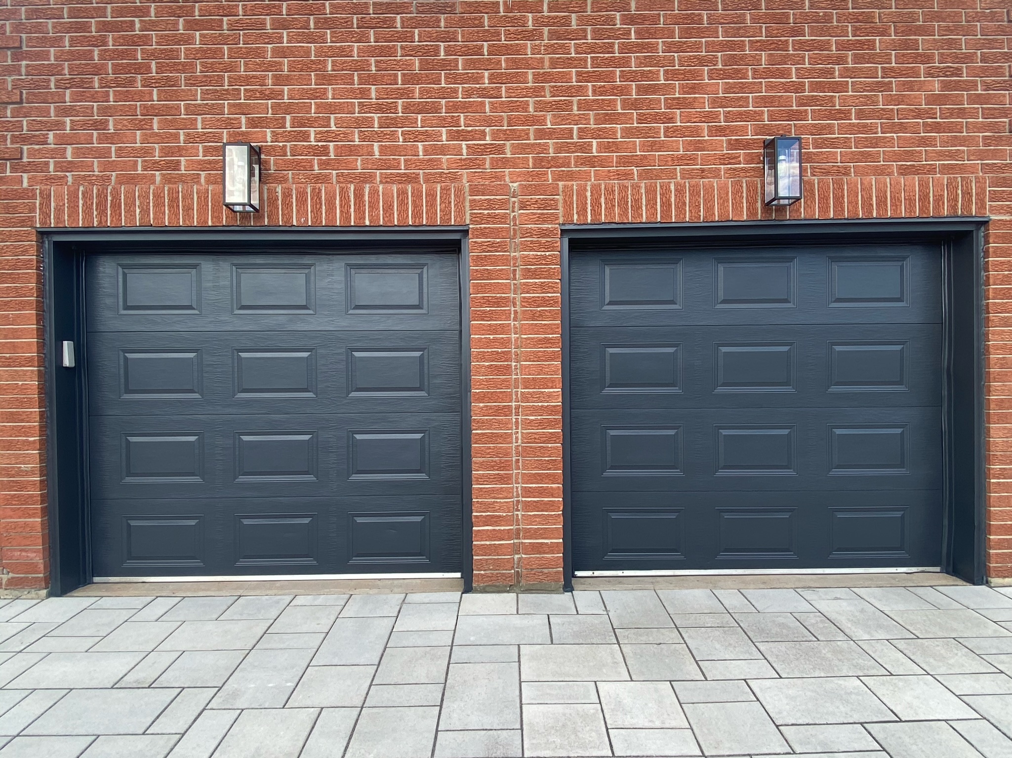 Après — garages foncés en brique