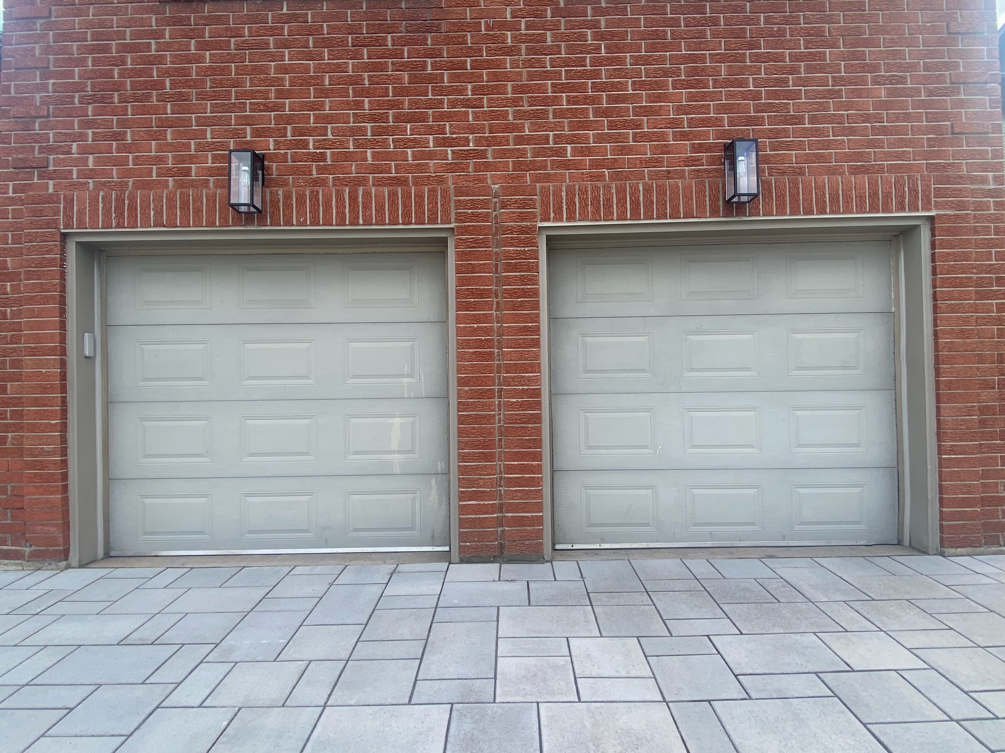 Avant — garages beiges en brique